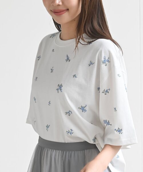 rps(アールピーエス)の「フラワー刺繍ショート丈T(Tシャツ/カットソー・レディース・オフホワイト/チャコールグレー/ホワイト系その他2・フリー)」の1枚目の写真