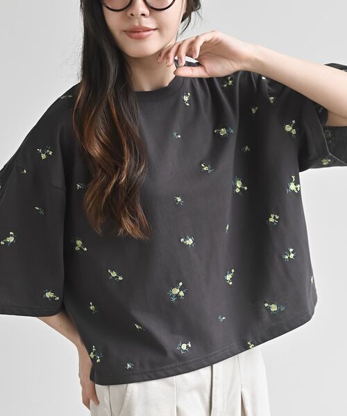 rps(アールピーエス)の「フラワー刺繍ショート丈T(Tシャツ/カットソー・レディース・オフホワイト/チャコールグレー/ホワイト系その他2・フリー)」の3枚目の写真