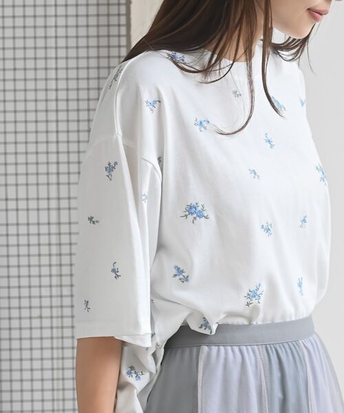 rps(アールピーエス)の「フラワー刺繍ショート丈T(Tシャツ/カットソー・レディース・オフホワイト/チャコールグレー/ホワイト系その他2・フリー)」の9枚目の写真