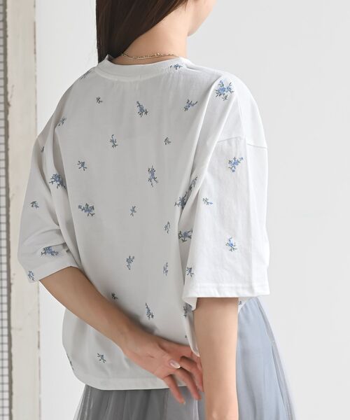rps(アールピーエス)の「フラワー刺繍ショート丈T(Tシャツ/カットソー・レディース・オフホワイト/チャコールグレー/ホワイト系その他2・フリー)」の10枚目の写真