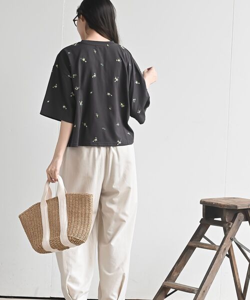 rps(アールピーエス)の「フラワー刺繍ショート丈T(Tシャツ/カットソー・レディース・オフホワイト/チャコールグレー/ホワイト系その他2・フリー)」の15枚目の写真
