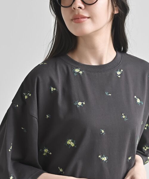 rps(アールピーエス)の「フラワー刺繍ショート丈T(Tシャツ/カットソー・レディース・オフホワイト/チャコールグレー/ホワイト系その他2・フリー)」の17枚目の写真