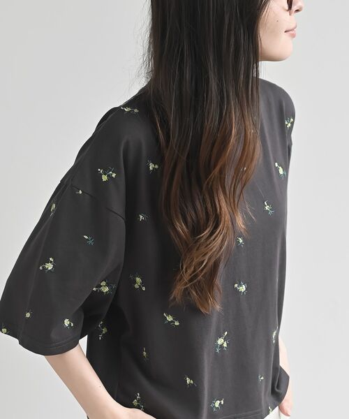 rps(アールピーエス)の「フラワー刺繍ショート丈T(Tシャツ/カットソー・レディース・オフホワイト/チャコールグレー/ホワイト系その他2・フリー)」の18枚目の写真