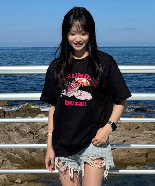 BERNI(ベルニ)の「釜山ヘウンデホリデー半袖Tシャツ(ブラック)(Tシャツ/カットソー・レディース・その他・SMALL/MEDIUM/LARGE/X-LARGE/2XL)」の1枚目の写真