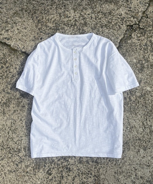 Never mind the XU / Chikashitsu+（ネバーマインド ザ エックスユー / チカシツプラス）の「basic henley neck tee (2color) / ベーシックヘンリーネック半袖Tシャツ＜着用動画あり＞（Tシャツ/カットソー・メンズ・ブラック/ホワイト・ONE SIZE）」の10枚目の写真