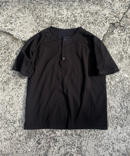 Never mind the XU / Chikashitsu+（ネバーマインド ザ エックスユー / チカシツプラス）の「basic henley neck tee (2color) / ベーシックヘンリーネック半袖Tシャツ＜着用動画あり＞（Tシャツ/カットソー・メンズ・ブラック/ホワイト・ONE SIZE）」の19枚目の写真