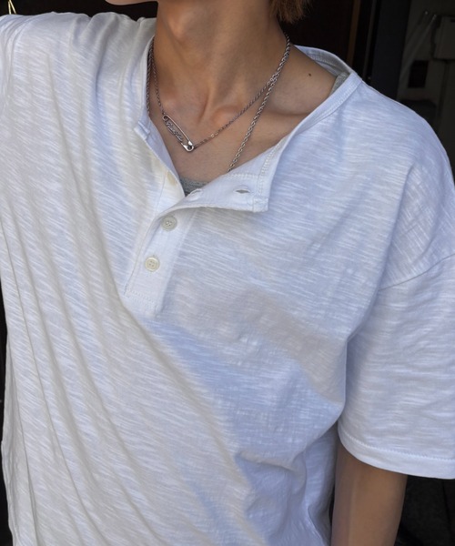 Never mind the XU / Chikashitsu+（ネバーマインド ザ エックスユー / チカシツプラス）の「basic henley neck tee (2color) / ベーシックヘンリーネック半袖Tシャツ＜着用動画あり＞（Tシャツ/カットソー・メンズ・ブラック/ホワイト・ONE SIZE）」の8枚目の写真