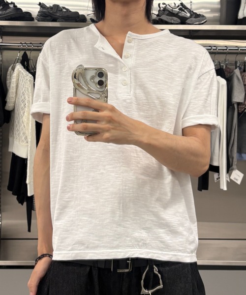 Never mind the XU / Chikashitsu+（ネバーマインド ザ エックスユー / チカシツプラス）の「basic henley neck tee (2color) / ベーシックヘンリーネック半袖Tシャツ＜着用動画あり＞（Tシャツ/カットソー・メンズ・ブラック/ホワイト・ONE SIZE）」の9枚目の写真