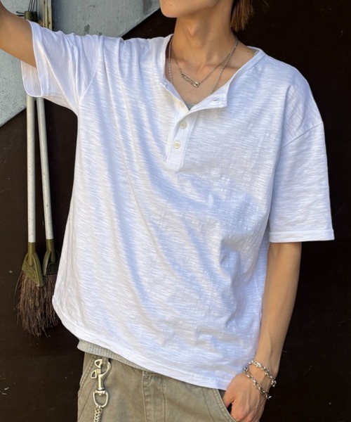 Never mind the XU / Chikashitsu+（ネバーマインド ザ エックスユー / チカシツプラス）の「basic henley neck tee (2color) / ベーシックヘンリーネック半袖Tシャツ＜着用動画あり＞（Tシャツ/カットソー・メンズ・ブラック/ホワイト・ONE SIZE）」の3枚目の写真