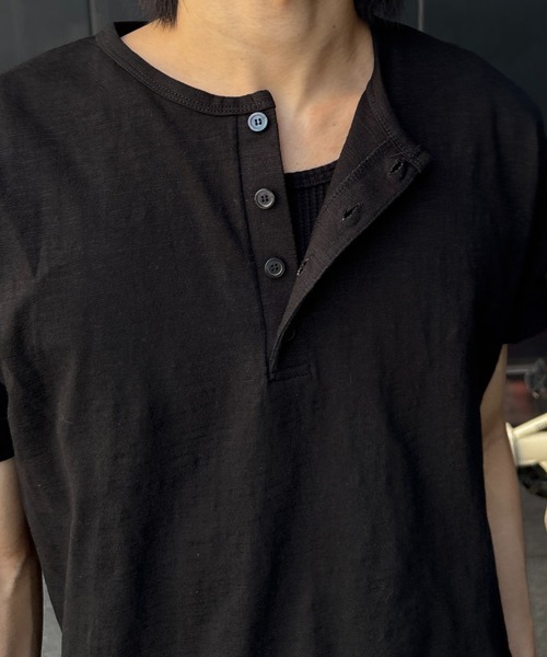 Never mind the XU / Chikashitsu+（ネバーマインド ザ エックスユー / チカシツプラス）の「basic henley neck tee (2color) / ベーシックヘンリーネック半袖Tシャツ＜着用動画あり＞（Tシャツ/カットソー・メンズ・ブラック/ホワイト・ONE SIZE）」の16枚目の写真