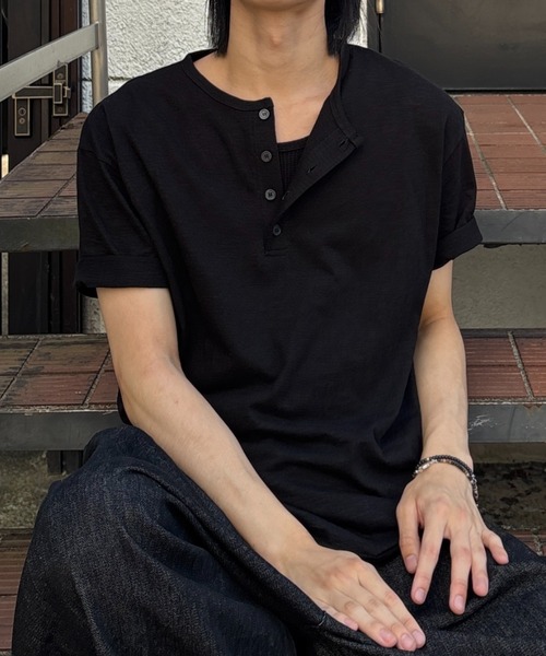 Never mind the XU / Chikashitsu+（ネバーマインド ザ エックスユー / チカシツプラス）の「basic henley neck tee (2color) / ベーシックヘンリーネック半袖Tシャツ＜着用動画あり＞（Tシャツ/カットソー・メンズ・ブラック/ホワイト・ONE SIZE）」の12枚目の写真