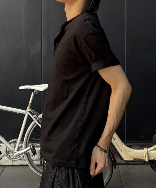 Never mind the XU / Chikashitsu+（ネバーマインド ザ エックスユー / チカシツプラス）の「basic henley neck tee (2color) / ベーシックヘンリーネック半袖Tシャツ＜着用動画あり＞（Tシャツ/カットソー・メンズ・ブラック/ホワイト・ONE SIZE）」の15枚目の写真