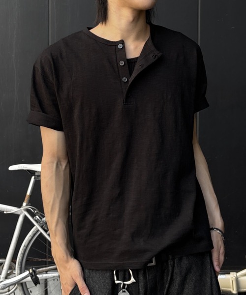 Never mind the XU / Chikashitsu+（ネバーマインド ザ エックスユー / チカシツプラス）の「basic henley neck tee (2color) / ベーシックヘンリーネック半袖Tシャツ＜着用動画あり＞（Tシャツ/カットソー・メンズ・ブラック/ホワイト・ONE SIZE）」の13枚目の写真