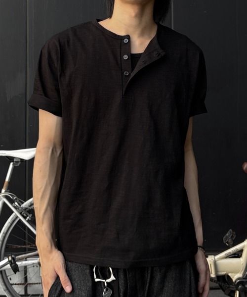 Never mind the XU / Chikashitsu+（ネバーマインド ザ エックスユー / チカシツプラス）の「basic henley neck tee (2color) / ベーシックヘンリーネック半袖Tシャツ＜着用動画あり＞（Tシャツ/カットソー・メンズ・ブラック/ホワイト・ONE SIZE）」の14枚目の写真