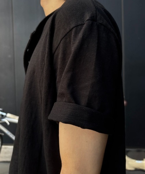 Never mind the XU / Chikashitsu+（ネバーマインド ザ エックスユー / チカシツプラス）の「basic henley neck tee (2color) / ベーシックヘンリーネック半袖Tシャツ＜着用動画あり＞（Tシャツ/カットソー・メンズ・ブラック/ホワイト・ONE SIZE）」の17枚目の写真