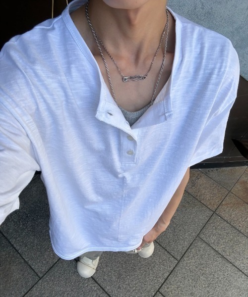 Never mind the XU / Chikashitsu+（ネバーマインド ザ エックスユー / チカシツプラス）の「basic henley neck tee (2color) / ベーシックヘンリーネック半袖Tシャツ＜着用動画あり＞（Tシャツ/カットソー・メンズ・ブラック/ホワイト・ONE SIZE）」の7枚目の写真