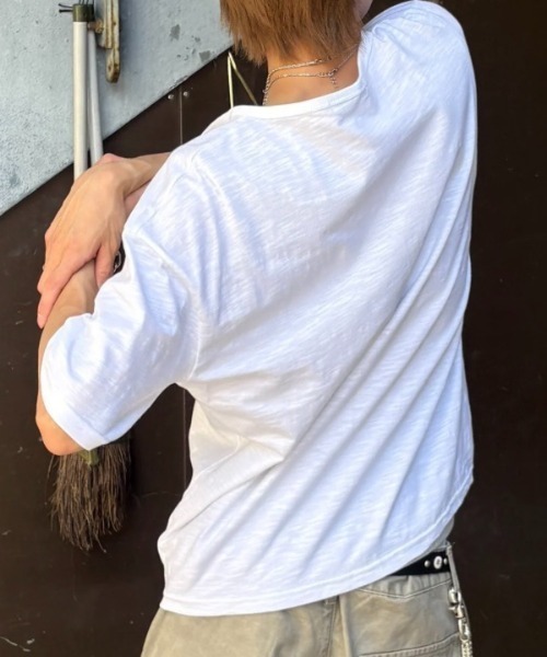 Never mind the XU / Chikashitsu+（ネバーマインド ザ エックスユー / チカシツプラス）の「basic henley neck tee (2color) / ベーシックヘンリーネック半袖Tシャツ＜着用動画あり＞（Tシャツ/カットソー・メンズ・ブラック/ホワイト・ONE SIZE）」の5枚目の写真