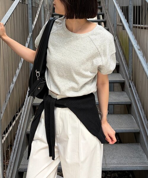 CAPRICIEUX LE'MAGE(カプリシューレマージュ)の「ラウンド切替クロップT(Tシャツ/カットソー・レディース・ブラック/イエロー/ライトグレー/ベージュ・FREE)」の1枚目の写真