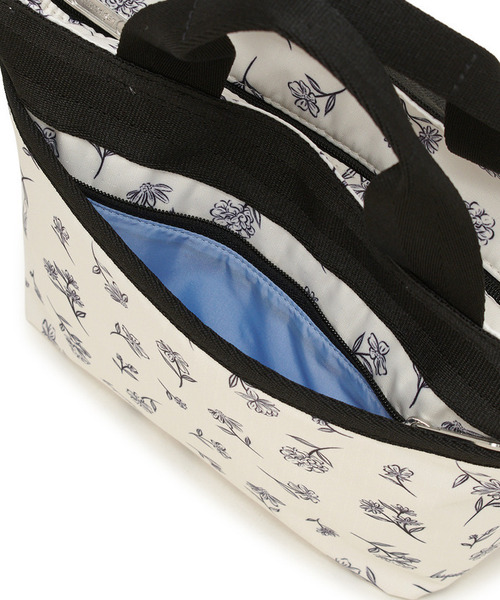 LeSportsac（レスポートサック）の「SMALL BUCKET TOTE インクスケッチドフローラルアイボリー（トートバッグ・レディース・ホワイト・FREE）」の9枚目の写真