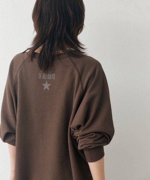 RIVE DROITE(リヴドロワ)の「【Yossshiiii企画】GLOWカットオフスエット(秋服)(Tシャツ/カットソー・レディース・ブラウン/オフホワイト/ブラック・FREE)」の4枚目の写真