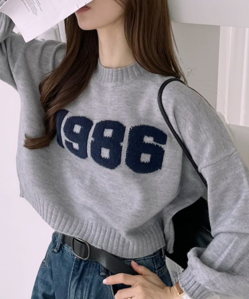 Ada.(エイダ)の「ナンバーロゴ刺繍 ドロップショルダー クルーネック ニット(ニット/セーター・レディース・ネイビー/ブラウン/グレー・FREE)」の1枚目の写真