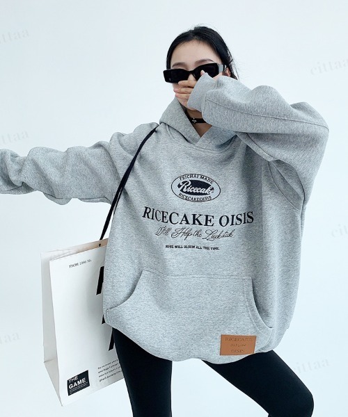 Dalfwin（ダールフィン）の「OISISフェイクレザーラベル付き刺繍ロゴ スウェットフーディー（パーカー・レディース・ブラック/レッド/グレー・FREE）」の2枚目の写真