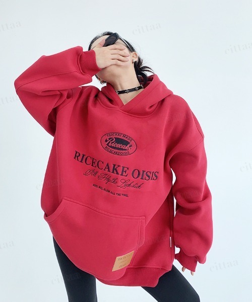 Dalfwin（ダールフィン）の「OISISフェイクレザーラベル付き刺繍ロゴ スウェットフーディー（パーカー・レディース・ブラック/レッド/グレー・FREE）」の3枚目の写真