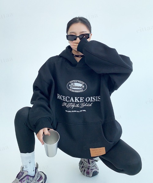 Dalfwin（ダールフィン）の「OISISフェイクレザーラベル付き刺繍ロゴ スウェットフーディー（パーカー・レディース・ブラック/レッド/グレー・FREE）」の5枚目の写真