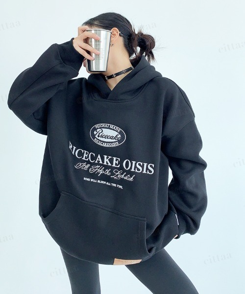 Dalfwin（ダールフィン）の「OISISフェイクレザーラベル付き刺繍ロゴ スウェットフーディー（パーカー・レディース・ブラック/レッド/グレー・FREE）」の7枚目の写真