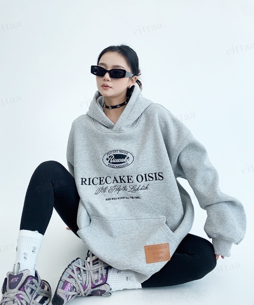 Dalfwin（ダールフィン）の「OISISフェイクレザーラベル付き刺繍ロゴ スウェットフーディー（パーカー・レディース・ブラック/レッド/グレー・FREE）」の14枚目の写真