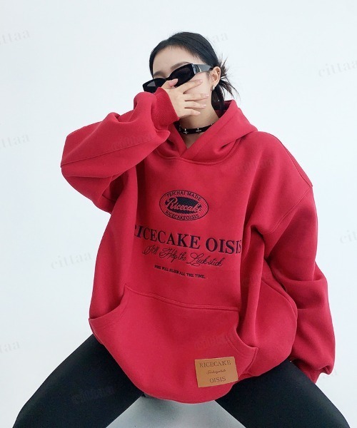 Dalfwin（ダールフィン）の「OISISフェイクレザーラベル付き刺繍ロゴ スウェットフーディー（パーカー・レディース・ブラック/レッド/グレー・FREE）」の21枚目の写真