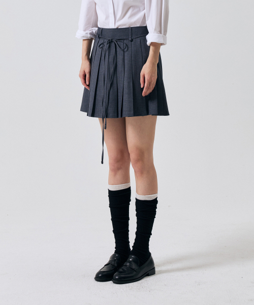 ARI(アリ)の「SWAN プリーツスカートパンツ / チャコール(スカート・レディース・チャコールグレー・SMALL/MEDIUM)」の2枚目の写真