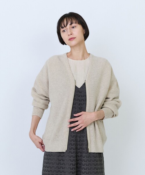 LOISIR(ロワズィール)の「ラムウール片畦ジップショートカーディガン(カーディガン/ボレロ・レディース・キャメル/ブルー/オフホワイト・FREE)」の2枚目の写真