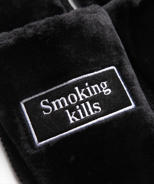 FR2（エフアールツー）の「”Smoking kills”刺繍モコモコスリッパ
