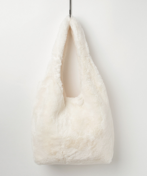 MERLOT（メルロー）の「ファーラウンドトートバッグ120-1437（トートバッグ・レディース・アイボリー/ブラック/ベージュ/グレー・FREE）」の2枚目の写真