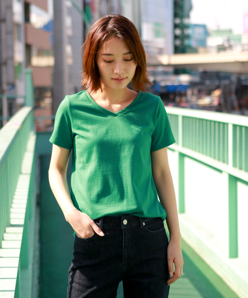 laboratory work(ラボラトリーワーク)の「シンプルVネック コットンTシャツ(Tシャツ/カットソー・レディース・オフホワイト/ブラック/グリーン・MEDIUM)」の1枚目の写真