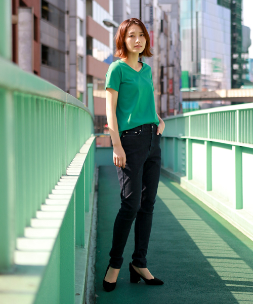 laboratory work(ラボラトリーワーク)の「シンプルVネック コットンTシャツ(Tシャツ/カットソー・レディース・オフホワイト/ブラック/グリーン・MEDIUM)」の4枚目の写真