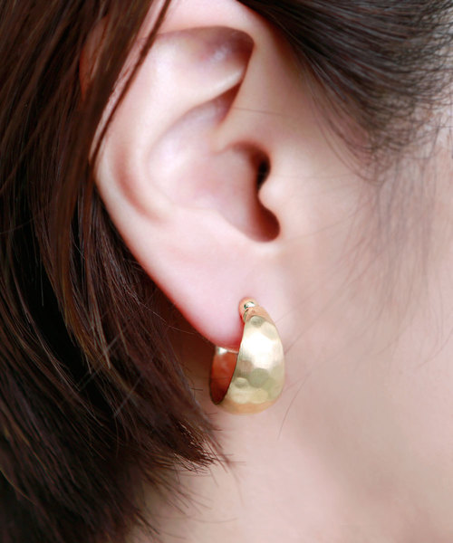 colleca la（コレカラ）の「槌目マットワイドフープイヤリング（イヤリング・レディース・シルバー/ゴールド・FREE）」の2枚目の写真