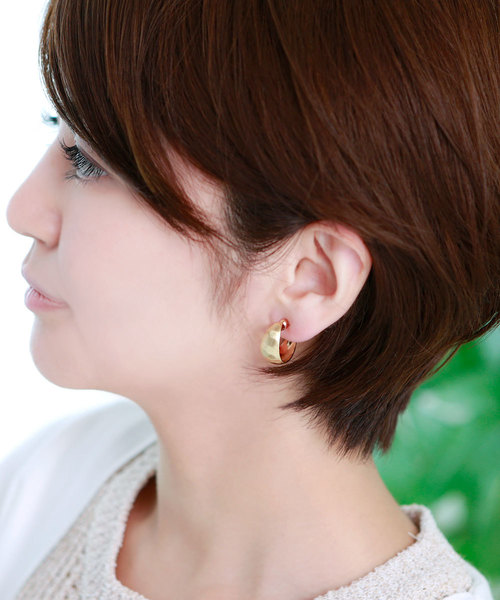 colleca la（コレカラ）の「槌目マットワイドフープイヤリング（イヤリング・レディース・シルバー/ゴールド・FREE）」の4枚目の写真