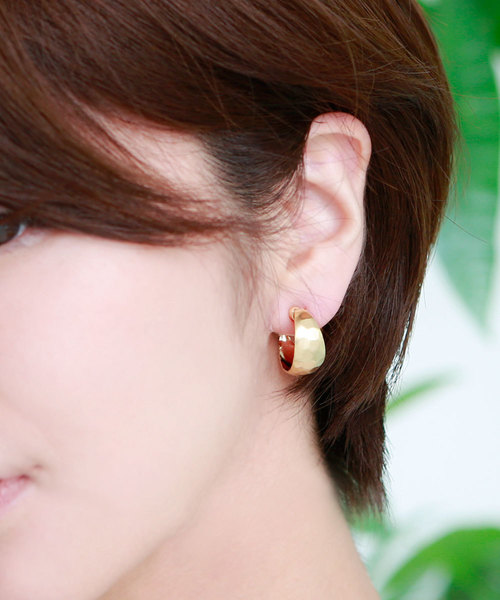 colleca la（コレカラ）の「槌目マットワイドフープイヤリング（イヤリング・レディース・シルバー/ゴールド・FREE）」の5枚目の写真