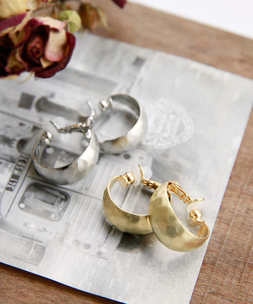 colleca la（コレカラ）の「槌目マットワイドフープイヤリング（イヤリング・レディース・シルバー/ゴールド・FREE）」の6枚目の写真