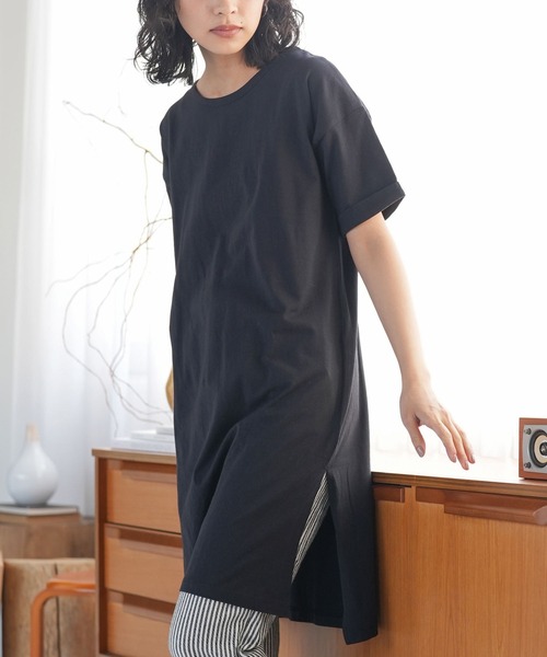 mili an deni（ミリアンデニ）の「サイドスリットTシャツワンピース（ワンピース・レディース・チャコールグレー/ブラック/ベージュ/ネイビー/オフホワイト/オリーブ/カーキ/杢グレー/ピンクベージュ/ダークベージュ/ライトグレー/ラベンダー/スミクロ/ブルー/ダークブルー/モカ/ダークオレンジ/アッシュグレー/ダークパープル・M/L）」の3枚目の写真