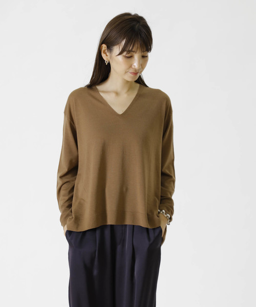 1er Arrondissement（プルミエアロンディスモン）の「Empaire Vネックニットプルオーバー（ニット/セーター・レディース・ネイビー/カーキ/キャメル/ピンク系その他・FREE）」の4枚目の写真
