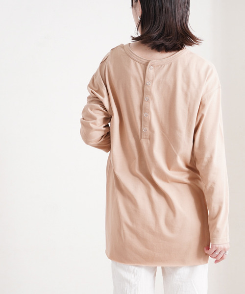 Fizz（フィズ）の「【Fizz/フィズ】　バックヘンリーネック　カットオフヘムカットソー（Tシャツ/カットソー・レディース・パープル/ベージュ/オフホワイト/ブラック・M）」の4枚目の写真
