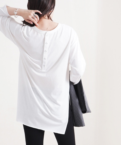 Fizz（フィズ）の「【Fizz/フィズ】　バックヘンリーネック　カットオフヘムカットソー（Tシャツ/カットソー・レディース・パープル/ベージュ/オフホワイト/ブラック・M）」の2枚目の写真