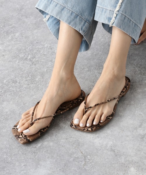 JEANASIS(ジーナシス)の「フェイクレザートングサンダル/947539(サンダル・レディース・ブラック/ライトカーキ/パイソン/イエロー・M/L)」の4枚目の写真