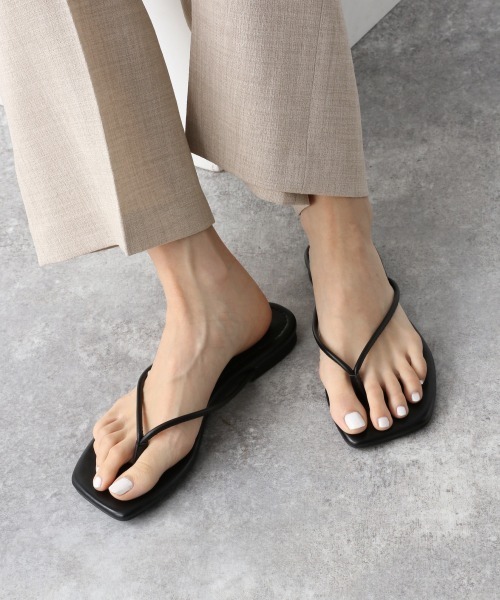 JEANASIS(ジーナシス)の「フェイクレザートングサンダル/947539(サンダル・レディース・ブラック/ライトカーキ/パイソン/イエロー・M/L)」の2枚目の写真