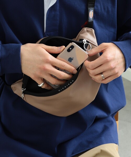 Dickies（ディッキーズ）の「Dickies × BEAMS HEART / 別注 フェイクレザー ウエストバッグ(ユニセックス)（ボディバッグ/ウエストポーチ・メンズ・ブラック/ベージュ・ONE SIZE）」の7枚目の写真