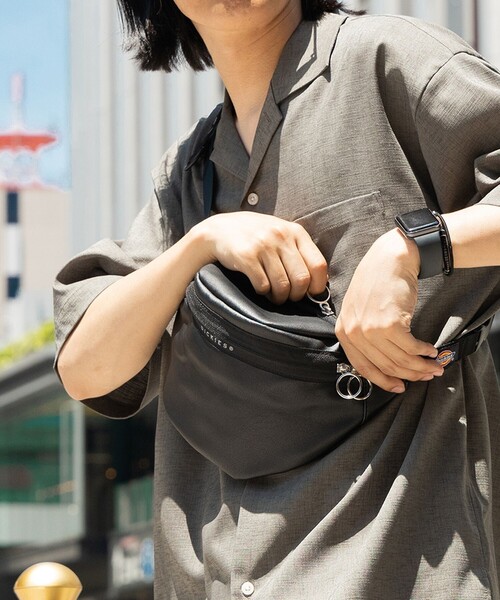 Dickies（ディッキーズ）の「Dickies × BEAMS HEART / 別注 フェイクレザー ウエストバッグ(ユニセックス)（ボディバッグ/ウエストポーチ・メンズ・ブラック/ベージュ・ONE SIZE）」の18枚目の写真