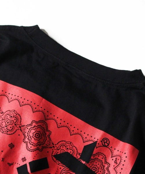 AVIREX（アヴィレックス）の「【WEB&DEPOT店限定】バンダナ プリント ボックスロゴ Tシャツ/ BANDANA PRINT BOX LOGO T-SHIRT（Tシャツ/カットソー・メンズ・ブラック/レッド/クリアレッド/ブラック系その他/ネイビー/ブルー・MEDIUM/LARGE/X-LARGE/XX-LARGE）」の21枚目の写真